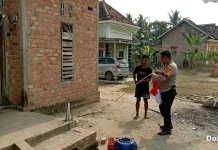 Polres Mesuji Ajak Warga Pasang Bendera Merah Putih