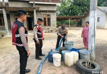 Polres Mesuji Salurkan Air Bersih untuk Warga