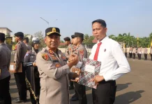 Kapolres Mesuji Beri Penghargaan Personel Berprestasi