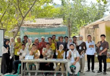 Tim Dosen Polinela Latih Warga Kelawi Rancang Event Bahari