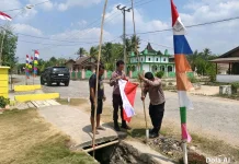 Sat Binmas Mesuji Pasangkan Bendera Merah Putih di rumah Warga