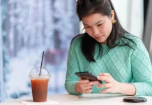 Sering Menunduk Main HP Bisa Picu Migrain dan CTS