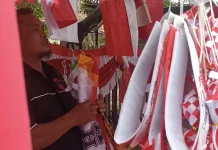 Pedagang Bendera di Bandar Lampung Keluhkan Penurunan Omzet