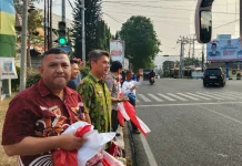Pemprov Lampung Dorong Nasionalisme lewat Gerakan Pembagian Bendera Merah Putih