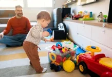 Cara Buat Anak Mau Bereskan Mainan tanpa Paksaan, Tak Perlu Teriak