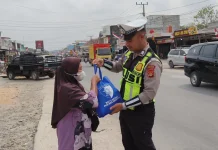 Polres Mesuji Pererat Silaturahmi Warga lewat Pembagian Paket Beras