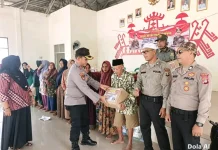 Polres Mesuji Bagikan 23 Paket Sembako di Fajar Asri
