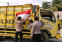 Peringati HUT RI, Polres Mesuji Bagikan Puluhan Bendera Merah Putih di Jalintim