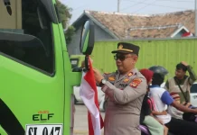 Polres Lampung Selatan Bagikan Ratusan Bendera Merah Putih