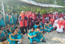 Semarak HUT ke-81 RI, Keluarga Besar MTsN 2 Tanggamus Ikuti Jalan Sehat