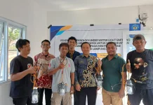 Nelayan Keteguhan Belajar Pasang Lampu U-LED Hemat Energi