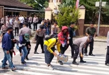 Unjuk Rasa di Mapolda Lampung Berlangsung Kondusif, Polisi Bersihkan Sampah Massa