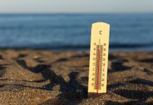 Liburan ke Pantai saat Cuaca Panas? Jangan Abaikan Hal Ini