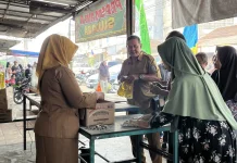 Penetrasi Pasar, Minyak Goreng Rp15.500 dan Beras Rp10.500 di Pasar Gadingrejo