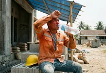 Pekerja Lapangan Wajib Tahu, Tips Cegah Dehidrasi dan Heatstroke