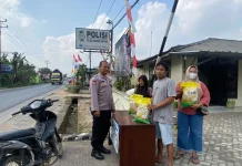 Polsek Tanjung Bintang Salurkan Beras SPHP ke Warga Lampung Selatan