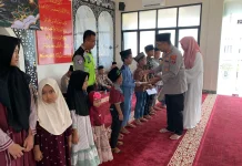 Kapolres Mesuji Santuni Anak Yatim saat Memperingati Maulid Nabi SAW