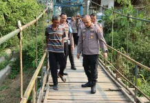 Jembatan Gantung Bumi Arum Mulai Dibersihkan, Warga Harap Tak Berhenti di Cat