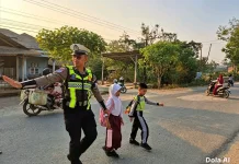 Polisi Kawal Siswa SD Selamat Sampai Sekolah
