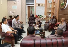 Bawa Tumpeng ke Kejari, Kapolres Pringsewu Perkuat Sinergi Penegakan Hukum