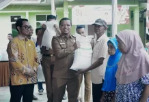 Bupati Pringsewu Serahkan Bantuan Pangan Beras di Pekon Bumiarum