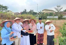 Panen Cabai Perdana , BI dan Polinela Dorong Pesantren Jadi Penggerak Ekonomi Umat