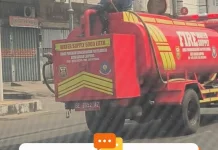 Damkar Siram Debu Vulkanik di Jalanan Bandar Lampung