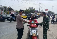 Abu Vulkanik Anak Krakatau Guyur Pringsewu, Polisi Bagikan Masker ke Warga
