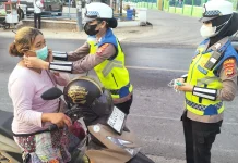 Lindungi Pengguna Jalan dari Abu Vulkanik, Satlantas Pringsewu Bagikan Masker