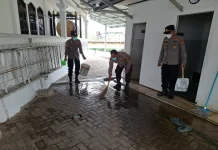 Polsek Pardasuka Bersihkan Fasilitas Publik Pemukihan Sebaran Abu Vulkanik