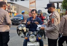 Polres Lampung tengah Bagikan Masker Antisipasi Abu Vulkanik