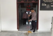 Gotong Royong Warga Bersihkan Lingkungan Dari Abu Vulkanik di Pringsewu