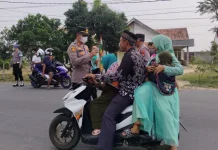Lindungi Masyarakat dari Abu Vulkanik GAK, Polsek di Polres Metro Bagikan Masker