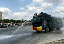 Polres Mesuji Semprot Jalan Antisipasi Abu Vulkanik