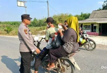 Polres Mesuji Bagikan Masker Antisipasi Abu Vulkanik