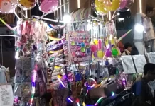 Penuh Warna Penuh Senyum: Kisah dan Semangat Pedagang Mainan Anak-anak
