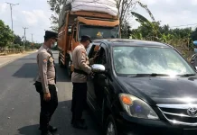 Polisi Bagikan Masker Antisipasi Dampak Erupsi Krakatau