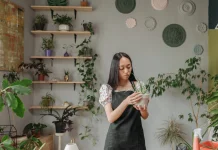 Fenomena Plant-Parenting Urban: Hobi Merawat Tanaman Hias Indoor