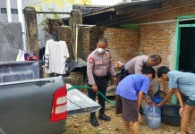 Satuan Samapta Polres Metro Salurkan Air Bersih