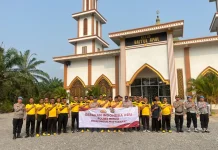 Polres Mesuji dan Warga Gotong Royong Rawat Masjid