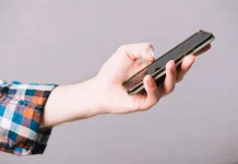 Terlalu Lama Pegang HP Picu Smartphone Pinky