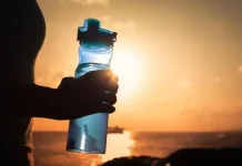Benarkah Air Kelapa Tak Boleh Disimpan di Tumbler?