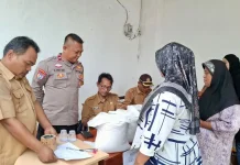 Bhabinkamtibmas Kawal Penyaluran Bantuan Pangan di Lampung tengah