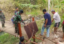 Babinsa Koramil 410-03/TBU Bergerak Cepat Bangun Jembatan Perintis Garuda