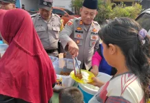 Polsek Telukbetung Timur Bagikan Santap Siang Gratis kepada Warga