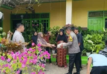 Jumat Berkah, Polsek Tanjung Karang Timur Bagikan Paket Sembako