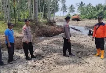 Satuan Brimob Polda Lampung Bantu Warga Pasca Banjir di Tanggamus