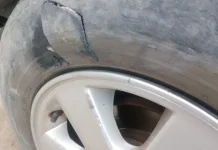 Besi Cor Proyek P. Tirtayasa Robek Ban Mobil Pengendara