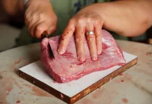 Cara Membersihkan Talenan setelah Memotong Daging