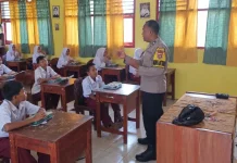 Bhabinkamtibmas Polsek Abung Tengah Edukasi Siswa Pentingnya Kebersihan
